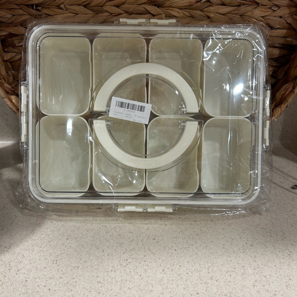 NWT !!Snackackle-Box Compartment Containers